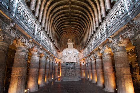 De Ajanta-Caves: Een Verzamelpunt van religieuze Devotie en Kunstenaarschap in de 8e Eeuw