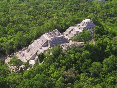 De Opstand van de Maya's van Uxmal tegen de Calakmul Confederatie; een analyse van inter-politieke conflicten en de rol van religieuze ideologie in 7e eeuwse Meso-Amerika.